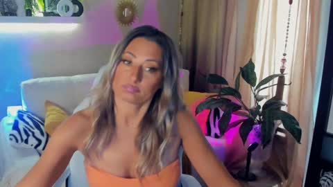 Snapshot of sarahholly chatting on 05/26/26, 07:48 Divine Sarah NONUDE model online show from 05/26/26, 07:48
