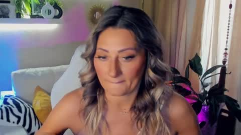 Snapshot of sarahholly chatting on 05/31/26, 09:16 Divine Sarah NONUDE model online show from 05/31/26, 09:16