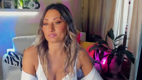 Snapshot of sarahholly chatting on 06/04/26, 07:58 Divine Sarah NONUDE model online show from 06/04/26, 07:58