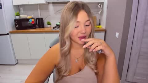 Sarah online show from 09/15/25, 07:14