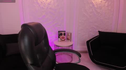 Snapshot of sarahrhodes_ chatting on 12/03/25, 11:52 Sarah Rhodes online show from 12/03/25, 11:52