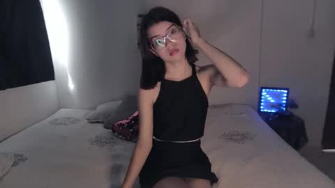 Snapshot of sarahsmitt chatting on 10/31/25, 01:45 Sarah online show from 10/31/25, 01:45