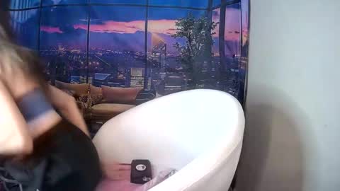 Snapshot of sarahstarr20 chatting on 12/16/25, 05:23 SarahStarr online show from 12/16/25, 05:23