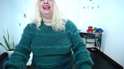 Snapshot of saralovens chatting on 12/24/24, 06:17 Saraloves online show from 12/24/24, 06:17