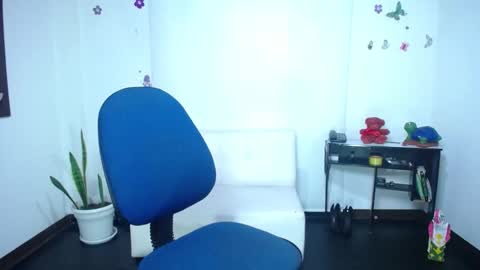Snapshot of saralovens chatting on 01/14/25, 12:03 Saraloves online show from 01/14/25, 12:03