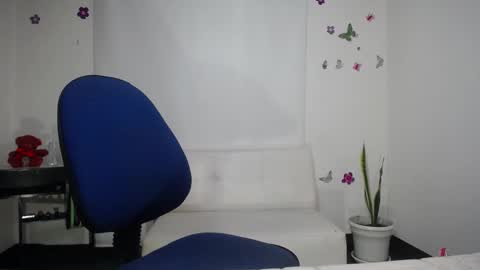 Snapshot of saralovens chatting on 02/20/25, 11:09 Saraloves online show from 02/20/25, 11:09