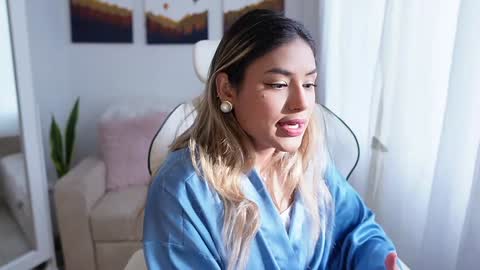 Snapshot of saraparisi_ chatting on 12/13/24, 09:30 Sara online show from 12/13/24, 09:30