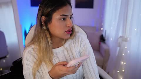 Snapshot of saraparisi_ chatting on 12/15/24, 09:31 Sara online show from 12/15/24, 09:31