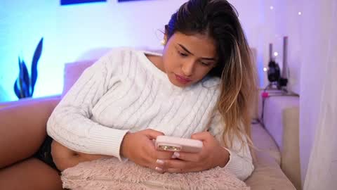 Snapshot of saraparisi_ chatting on 12/16/24, 12:37 Sara online show from 12/16/24, 12:37