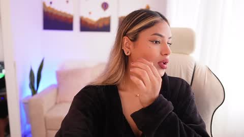 Snapshot of saraparisi_ chatting on 12/21/24, 09:04 Sara online show from 12/21/24, 09:04