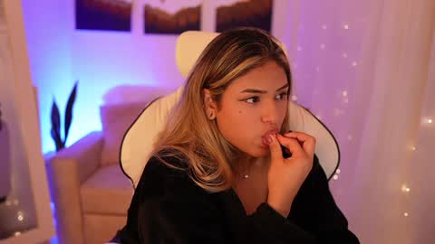 Snapshot of saraparisi_ chatting on 12/22/24, 12:39 Sara online show from 12/22/24, 12:39