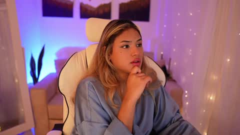 Snapshot of saraparisi_ chatting on 12/24/24, 01:38 Sara online show from 12/24/24, 01:38