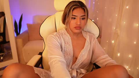 Snapshot of saraparisi_ chatting on 12/27/24, 12:07 Sara online show from 12/27/24, 12:07