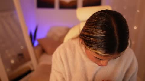 Snapshot of saraparisi_ chatting on 12/31/24, 12:00 Sara online show from 12/31/24, 12:00