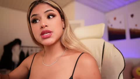 Snapshot of saraparisi_ chatting on 01/07/25, 10:30 Sara online show from 01/07/25, 10:30