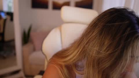 Snapshot of saraparisi_ chatting on 01/10/25, 10:04 Sara online show from 01/10/25, 10:04