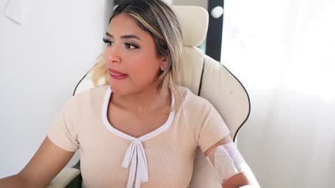 Snapshot of saraparisi_ chatting on 01/21/25, 10:08 Sara online show from 01/21/25, 10:08