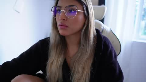 Snapshot of saraparisi_ chatting on 01/23/25, 10:01 Sara online show from 01/23/25, 10:01