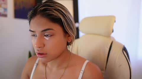 Snapshot of saraparisi_ chatting on 01/24/25, 10:30 Sara online show from 01/24/25, 10:30