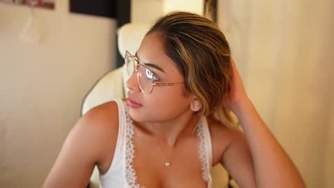 Snapshot of saraparisi_ chatting on 01/26/25, 12:37 Sara online show from 01/26/25, 12:37