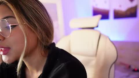 Snapshot of saraparisi_ chatting on 02/11/25, 01:31 Sara online show from 02/11/25, 01:31