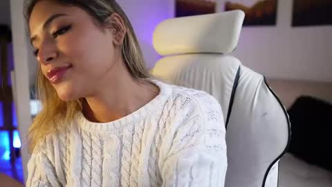 Snapshot of saraparisi_ chatting on 02/12/25, 10:26 Sara online show from 02/12/25, 10:26