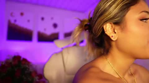 Snapshot of saraparisi_ chatting on 02/15/25, 12:15 Sara online show from 02/15/25, 12:15