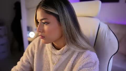 Snapshot of saraparisi_ chatting on 02/18/25, 10:58 Sara online show from 02/18/25, 10:58