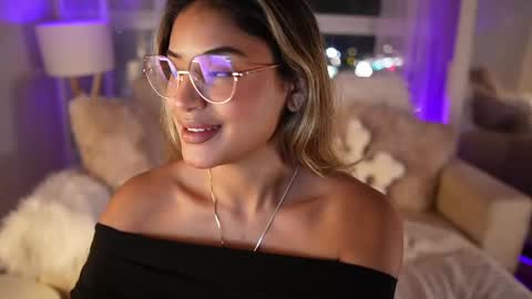 Snapshot of saraparisi_ chatting on 03/04/25, 11:54 Sara online show from 03/04/25, 11:54