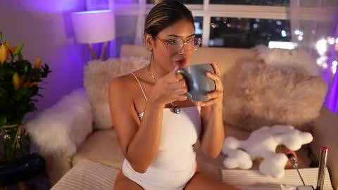 Snapshot of saraparisi_ chatting on 03/08/25, 02:01 Sara online show from 03/08/25, 02:01