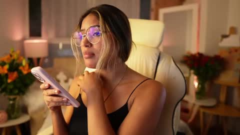 Snapshot of saraparisi_ chatting on 03/12/25, 01:58 Sara online show from 03/12/25, 01:58