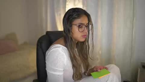 Snapshot of saraparisi_ chatting on 09/23/25, 10:57 Sara online show from 09/23/25, 10:57