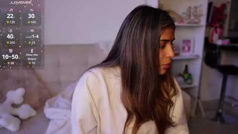 Snapshot of saraparisi_ chatting on 10/16/25, 10:33 Sara online show from 10/16/25, 10:33