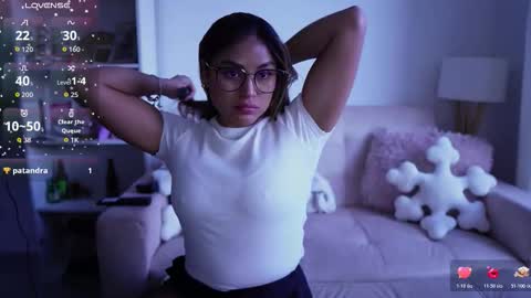 Snapshot of saraparisi_ chatting on 10/21/25, 10:43 Sara online show from 10/21/25, 10:43