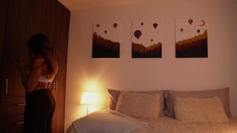 Snapshot of saraparisi_ chatting on 10/23/25, 10:52 Sara online show from 10/23/25, 10:52