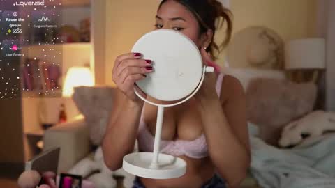 Snapshot of saraparisi_ chatting on 11/10/25, 11:04 Sara online show from 11/10/25, 11:04