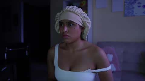 Snapshot of saraparisi_ chatting on 11/11/25, 10:32 Sara online show from 11/11/25, 10:32