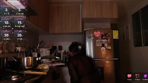 Snapshot of saraparisi_ chatting on 11/12/25, 11:36 Sara online show from 11/12/25, 11:36