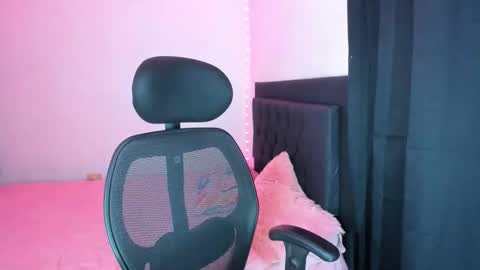 Snapshot of sarapiink chatting on 12/17/25, 05:57 Sara online show from 12/17/25, 05:57