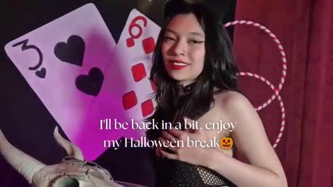 Snapshot of sarasaenz__ chatting on 10/13/25, 11:54 online show from 10/13/25, 11:54