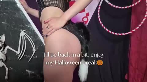 Snapshot of sarasaenz__ chatting on 10/14/25, 11:44 online show from 10/14/25, 11:44