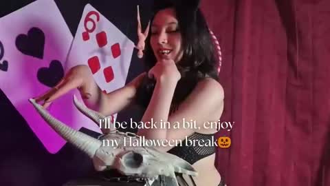 Snapshot of sarasaenz__ chatting on 10/15/25, 11:32 online show from 10/15/25, 11:32