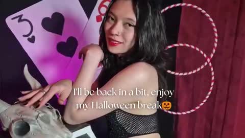 Snapshot of sarasaenz__ chatting on 10/16/25, 11:22 online show from 10/16/25, 11:22