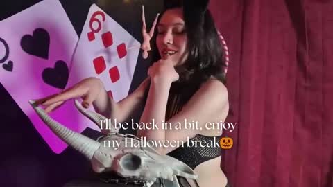 Snapshot of sarasaenz__ chatting on 10/21/25, 11:55 online show from 10/21/25, 11:55