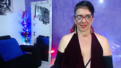 Snapshot of sarasmith2 chatting on 09/24/25, 01:20 sara online show from 09/24/25, 01:20