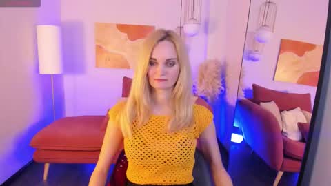 Snapshot of sarasubtlety chatting on 09/18/25, 01:35 Sara online show from 09/18/25, 01:35