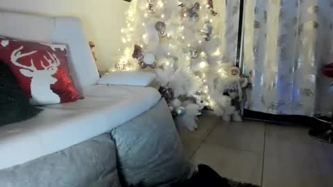 Snapshot of saratukkerr chatting on 12/21/24, 06:30 saratukkerr online show from 12/21/24, 06:30