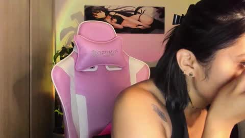 Snapshot of saratukkerr chatting on 11/23/25, 05:35 saratukkerr online show from 11/23/25, 05:35