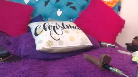 Snapshot of sarawiills chatting on 10/16/25, 02:18 Sara Wills online show from 10/16/25, 02:18