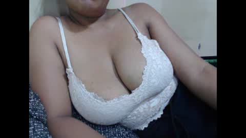 Snapshot of saronette chatting on 03/11/25, 06:53 saronette online show from 03/11/25, 06:53